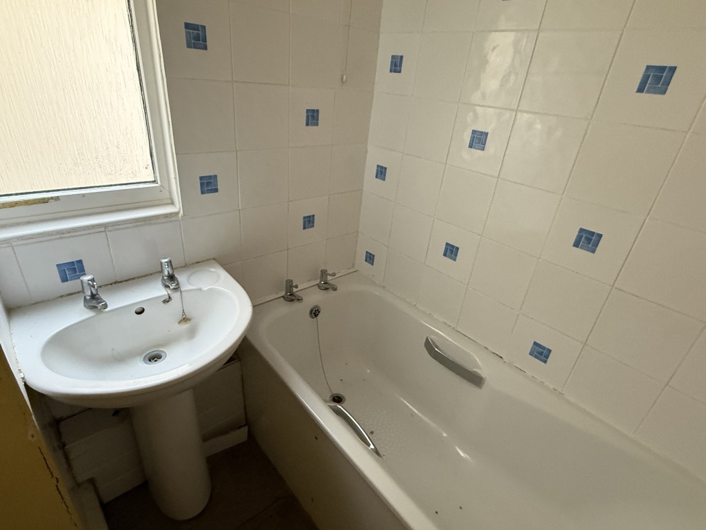 Lot: 81 - HOUSE IN NEED OF IMPROVEMENT - Bathroom in House in Need of Improvement